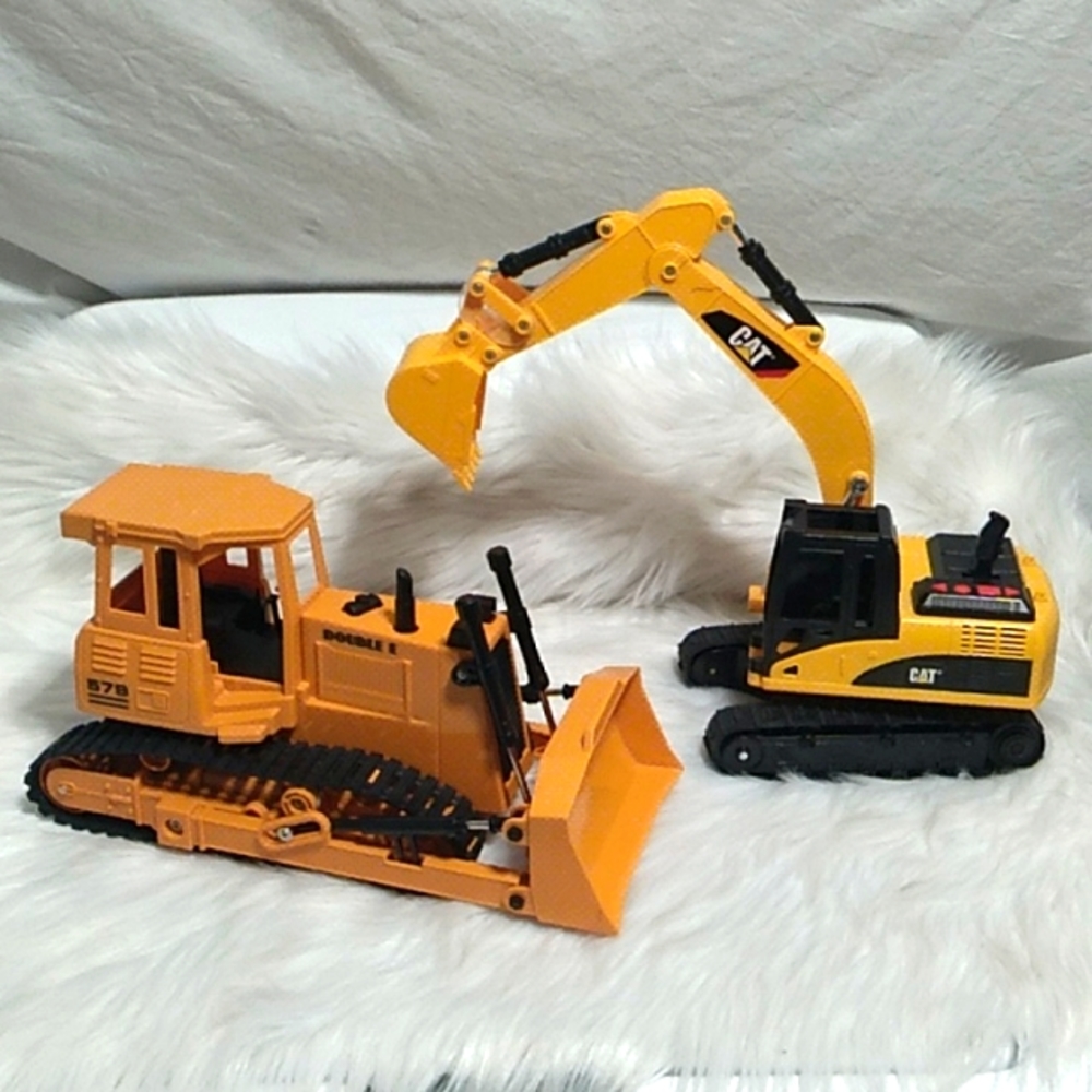CAT & Double E Toy Vehicle Bundle CAT Works Double E Free Gift